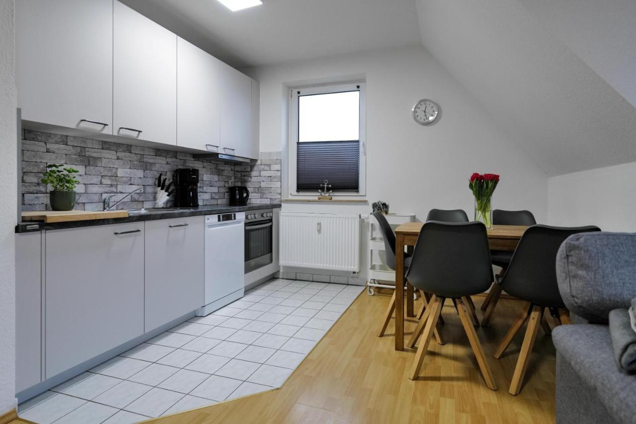 Meerfarbig - Terrasse Mit Strandkorb Oder Balkon - E-ladesaeule - Parkplatz - Wlan - Fahrradschuppen - Waschtrockner - Ruhig Und Zentral - Haustierfrei - Nichtraucher * Zingst